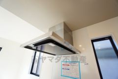 調理により発生する油煙や臭いを吸い込み、屋外へ排気してくれます。