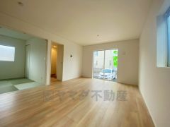 大きな窓のあるリビングは、陽光あふれる明るい空間です。居心地良く、ご家族皆がゆったり寛げる憩いの空間となりそうです。