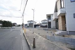 前面道路は南東側約9.1～9.5ｍ。幅広いため、駐車やお車の離合もスムーズです＾＾