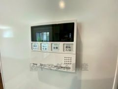 キッチン横からお湯張り、追い炊き、足し湯がボタン一つで楽々操作できる給湯機リモコンです。忙しい夕飯準備の時間帯に重宝しますね。