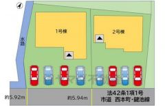 2号棟。カースペースは停めやすい並列駐車4台付き。