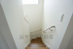 採光も十分に計算された、手摺付き階段部分です。