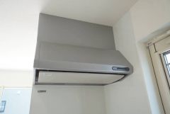 調理により発生する油煙や臭いを吸い込み、屋外へ排気してくれます。