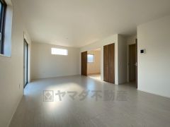 対面式キッチンを中心としたリビングダイニングで家族の会話が弾みそうです。