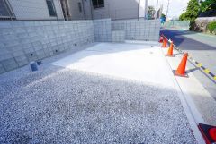 カースペースは停めやすい並列駐車3台付き。急な来客時も安心です＾＾ 車好きのご主人の洗車もゆったり。