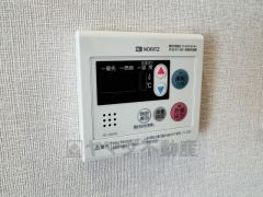 キッチン横からお湯張り、追い炊き、足し湯がボタン一つで楽々操作できる給湯機リモコンです＾＾忙しい夕飯の準備の時間帯に重宝しますね。