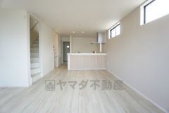 同仕様写真。家族が集まる開放的なリビング。約22.3帖の大空間で毎日のお食事が楽しみです＾＾思い思いの時間を過ごしたり、家族みんなで食事をしたり、素敵な団らんの場になりますね。