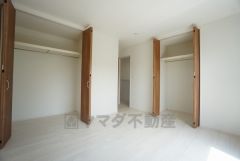 住む人のこだわりを活かす洋室＾＾日当たりがよく、寝室としての利用もおすすめ。広めのクローゼットもあり荷物もすっきり片付けれ、ゆとりのある暮らしが出来ます＾＾