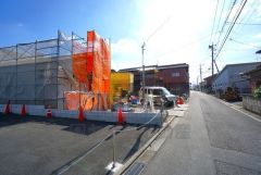 前面道路は西側約4.2ｍ。交通量が少なく小さなお子様がいるご家庭でも安心です＾＾