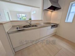 対面式カウンターキッチンでお子様の様子が見守れます。カウンタートップは耐熱性に優れており、日ごろのお掃除もふき取るだけでＯＫ。ステンレスシンクも簡単にお掃除できますよ。