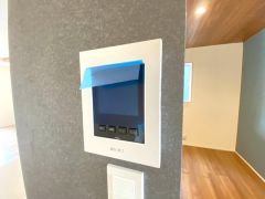 防犯性、セキュリティ対策に安心できるテレビモニター付きインターフォンです。セールスマン対策にもなり安心できます。