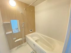 1日の疲れを癒すくつろぎのバスルーム。足を伸ばしてもゆったりと入れるサイズです。お子様と一緒にお風呂に入っても狭くないですね^^