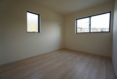 2面採光を確保した明るい室内は、風通しも良く、大変居心地の良い空間となっております。爽やかな風を感じて起きる朝は、快適生活の始まりに。