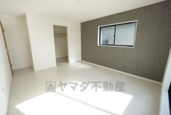 同仕様写真。住む人のこだわりを活かす洋室＾＾日当たりがよく、寝室としての利用もおすすめ。広めのクローゼットもあり荷物もすっきり片付けれ、ゆとりのある暮らしが出来ます＾＾