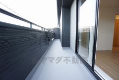 陽当たりの良いバルコニーです。お洗濯やお布団干しはもちろん、日光浴スペースにも。足元は防水工事施工済です。