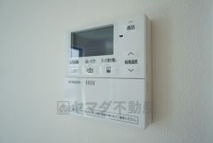 給湯器リモコンはキッチン横からボタンひとつで操作が楽々。通話ボタン付きでお子様とも会話ができて安心です。