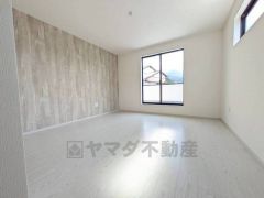 住む人のこだわりを活かす洋室＾＾日当たりがよく、寝室としての利用もおすすめ。広めのクローゼットもあり荷物もすっきり片付けれ、ゆとりのある暮らしが出来ます＾＾