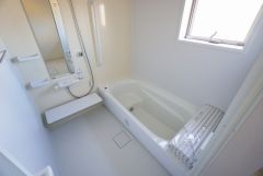 同仕様写真。1日の疲れを癒すくつろぎのバスルーム。足を伸ばしてもゆったりと入れるサイズです。お子様と一緒にお風呂に入っても狭くないですね^^