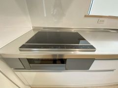 お手入れのしやすいIHクッキングヒーターです。 3口コンロなので、効率よくお料理が楽しめます。毎日のお料理も楽しくなりますね＾＾