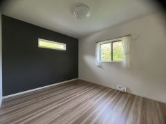 住む人のこだわりを活かす洋室＾＾日当たりがよく、寝室としての利用もおすすめ。広めのクローゼットもあり荷物もすっきり片付けれ、ゆとりのある暮らしが出来ます＾＾