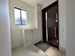 たっぷり収納できるシューズボックスです。家族全員の靴がきれいに整頓できます。棚の上にお花や写真を飾っても良いですね。