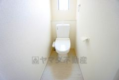 温水洗浄機付トイレです。節水機能もあるので、安心して使えますね。もちろん、1階2階の2ヶ所にトイレがあるので、忙しい朝にもゆとりができますね。