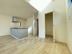 家族が集まる開放的なリビング。約23帖の大空間で毎日のお食事が楽しみです＾＾思い思いの時間を過ごしたり、家族みんなで食事をしたり、素敵な団らんの場になりますね。