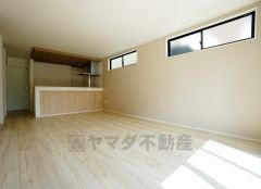 同仕様写真。断熱性能の窓ガラスを採用。省エネ、光熱費カットにも貢献します。 夏は涼しく、冬は暖かく快適に過ごせます。