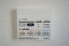 同仕様写真。雨の日の洗濯も安心できる浴室暖房乾燥機付き浴室。リモコンで操作もボタン1つで簡単。 浴室暖房乾燥機には、暖房、乾燥、涼風、換気の4つの機能が付いています。タイマー付きです。