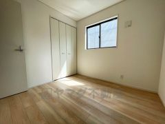 木目調のシンプルデザインで落ち着きと安らぎの空間に仕上げています。各部屋に収納が完備されているので、お荷物が多くなっても安心の設計です。