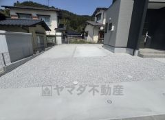 カースペース4台＾＾ご夫婦で1台ずつとご友人や急な来客があっても安心してお停めできます＾＾