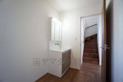 三面鏡つき洗面台。収納も一体型になっているので、ドライヤーやヘアアイロンの置き場に困りませんね。