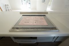 お手入れのしやすいIHクッキングヒーターです。 3口コンロなので、効率よくお料理が楽しめます。毎日のお料理も楽しくなりますね＾＾