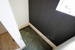 同仕様写真。シューズインクローゼットも完備されており、玄関収納も問題ありません。棚の上にお花など飾ってインテリアも楽しめますね。