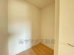 収納力豊富なウォークインクローゼット付き。洋服や小物などを1箇所にまとめて美しい収納を実現します。