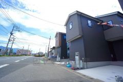 トレードマート須恵店まで徒歩7分、すぐに必要なものを買いにいけるので便利ですね。ミニストップも徒歩7分＾＾