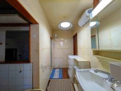 縦長の脱衣場は、縁側と直結しているため風通しが良好です。湿気がこもりにくく、カビの発生を抑えて毎日清潔に保てます。お風呂上がりも外からの心地よい風を感じられる、開放的で爽やかな空間です。