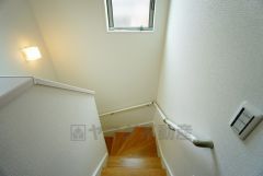 同仕様写真。お子様も高齢の方も安心して上り下りができる手摺がついた安心設計です。