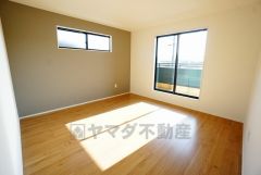 2面採光を確保した明るい室内は、風通しも良く、大変居心地の良い空間となっております。爽やかな風を感じて起きる朝は、快適生活の始まりに。