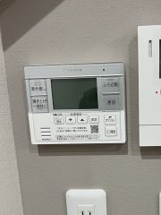 キッチン横からお湯張り、追い炊き、足し湯がボタン一つで楽々操作できる給湯機リモコンです＾＾忙しい夕飯の準備の時間帯に重宝しますね。