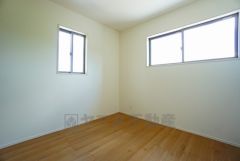 2面採光を確保した明るい室内は、風通しも良く、大変居心地の良い空間となっております。爽やかな風を感じて起きる朝は、快適生活の始まりに。