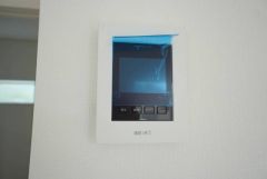 防犯はもちろん、セールスマン対策にもなるモニター付きインターホンです。お子さん1人での留守番時にも活躍しそうです。
