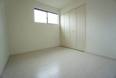 木目調のシンプルデザインで落ち着きと安らぎの空間に仕上げています。各部屋に収納が完備されているので、お荷物が多くなっても安心の設計です。