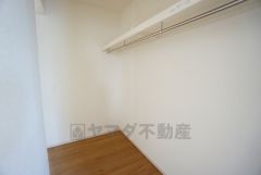 収納力豊富なウォークインクローゼット付き。洋服や小物などを1箇所にまとめて美しい収納を実現します。