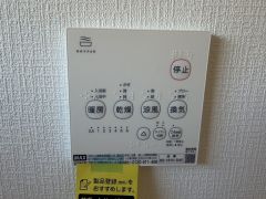 雨の日の洗濯も安心できる浴室暖房乾燥機付き浴室。リモコンで操作もボタン1つで簡単。 浴室暖房乾燥機には、暖房、乾燥、涼風、換気の4つの機能が付いています。タイマー付きです。