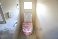 ウォシュレット付トイレです。節水機能もあるので、安心して使えますね。もちろん、1階2階の2ヶ所にトイレがあるので、忙しい朝にもゆとりができますね。