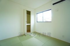 リビングからの続き間として和室をご用意しました。普段はリビングとつなげて開放的なスペースとして。来客時には客間としてお使いいただけます。