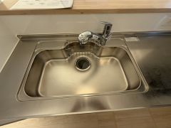 広々とした凸型シンクに洗剤ポケットを標準装備。大きなお鍋など洗いやすいです。洗剤や石鹸、スポンジもすっきりできる収納付き。