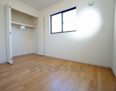 同仕様写真。木目調のシンプルデザインで落ち着きと安らぎの空間に仕上げています。各部屋に収納が完備されているので、お荷物が多くなっても安心の設計です。