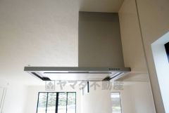 調理により発生する油煙や臭いを吸い込み、屋外へ排気してくれます。